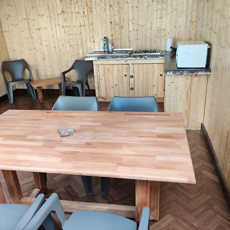 Casa Vlad Alojamento de Acomodação e Pequeno-almoço Douăzeci şi Trei August