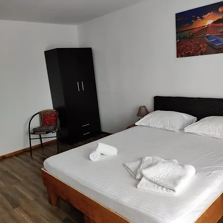Casa Vlad Alojamento de Acomodação e Pequeno-almoço Douăzeci şi Trei August